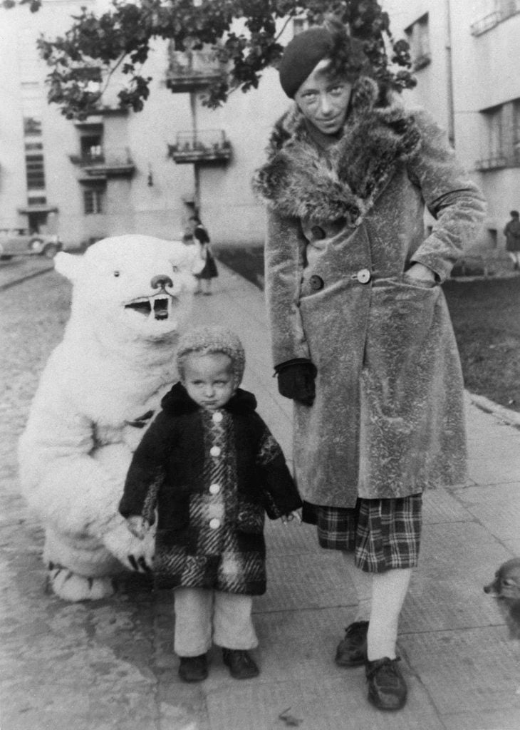Katarzyna Kobro with her daughter in 1938. Photo in public domain. 