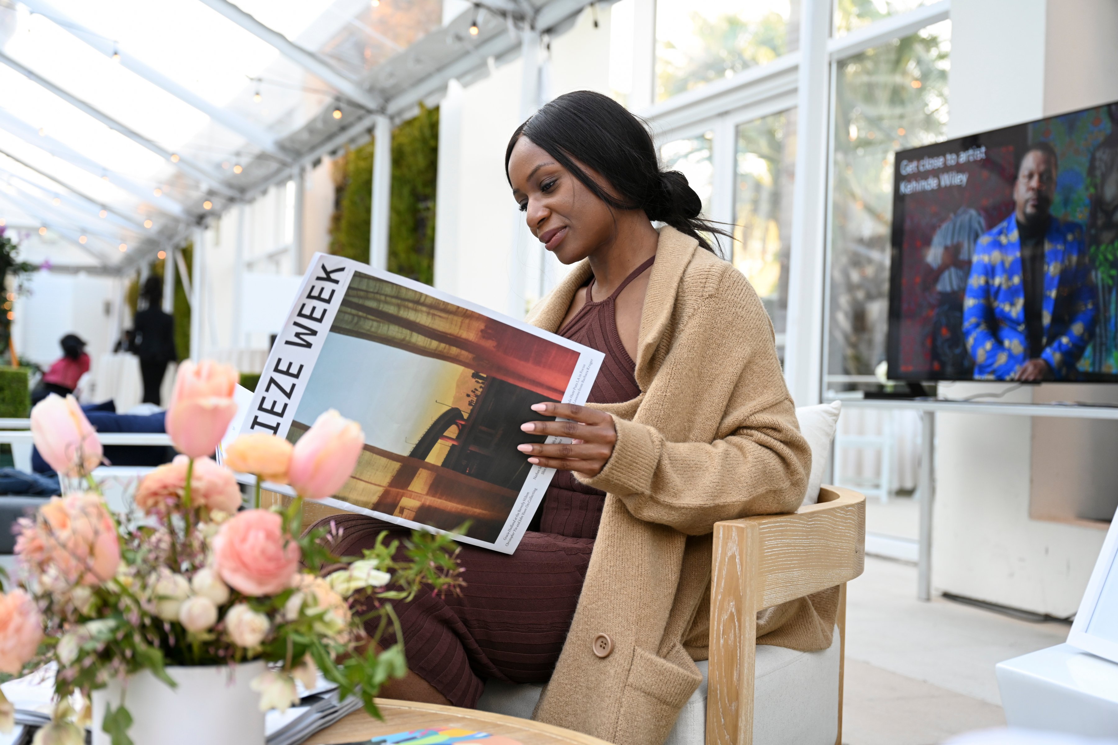 Visitors at Frieze Los Angeles 2022. Photo by Casey Kelbaugh. Courtesy of Casey Kelbaugh/Frieze.