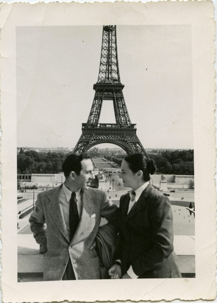 Carmen Herrera and Jesse Loewenthal in front of the Eiffel Tower, Paris, c.1948-53. ©Carmen Herrera, Courtesy Lisson Gallery