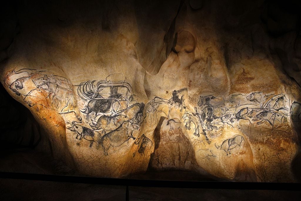 Replika gua Chauvet-Pont d'Arc Prancis.  Yang asli adalah situs Warisan Dunia UNESCO dengan beberapa lukisan gua tertua di dunia, yang menampilkan simbol-simbol yang juga ditemukan dalam perhiasan dari zaman itu.  Foto: Patrick Aventurier/Getty Images.