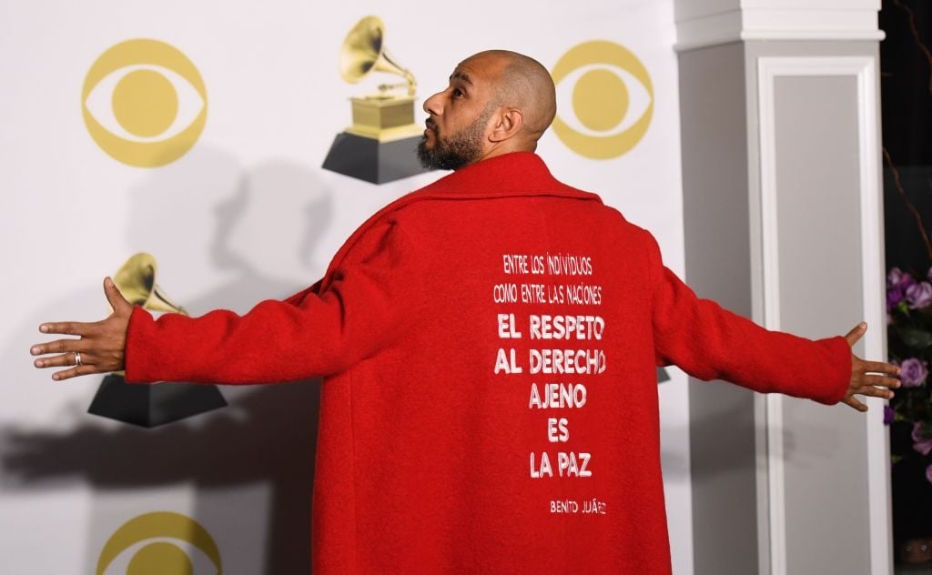 If you can't read spanish, this is Swizz Beatz wearing a jacket that says 