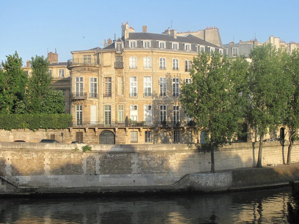 French billionaire Xavier Niel has bought the Hotel Lambert in Paris from Prince Abdullah bin Khalifa al-Thani for more than €200 million ($226 million). Photo by Tangopaso, public domain.
