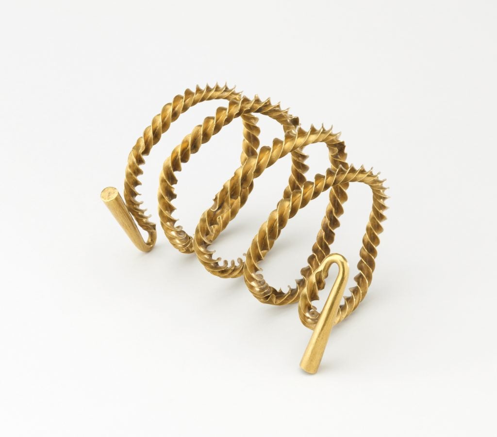 Gold flange twisted spiral torc (1400-1100 BC), Dover, UK. Photo ©the Trustees of the British Museum.