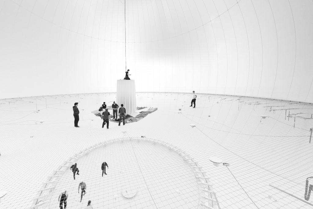 Installing "Free the Air: How to hear the universe in a spider/web" , 2022. © Photography by Studio Tomás Saraceno, 2022
