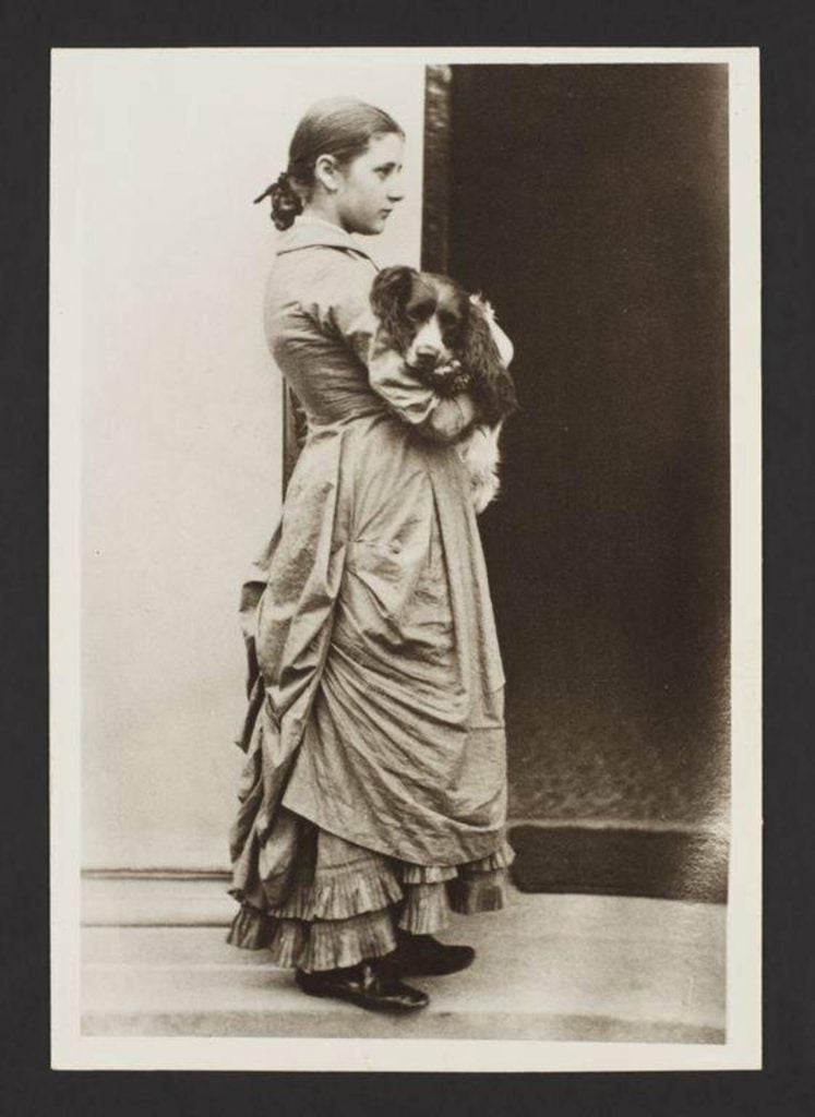 Rupertas Poteris, Beatrix Potter, 15 metų, su savo šunimi Spot (apie 1880 m.).  Nuotrauka © Viktorijos ir Alberto muziejus, Londonas, Frederick Warne and Co Ltd.