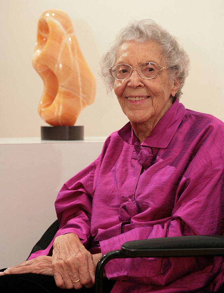 Portrait du sculpteur Elizabeth Catlett (1915 - 2012) assistant à l'ouverture d'une galerie pour une exposition de son travail, New York, 15 avril 2009. (Photo par Andrew Lepley/Redferns)