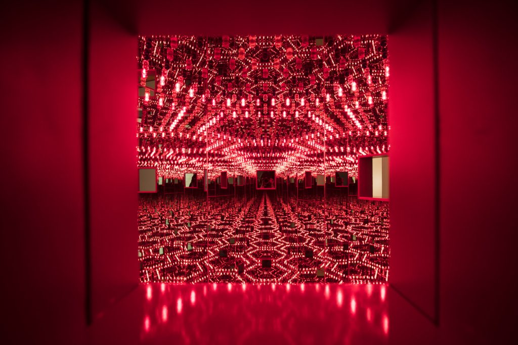 Vue d'installation de "Yayoi Kusama : miroirs infinis" au musée d'art de Seattle.  © Musée d'art de Seattle, Photo : Natali Wiseman.