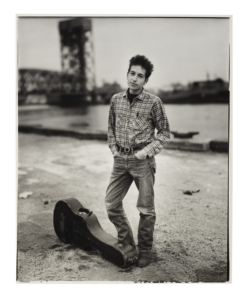 Richardas Avedonas, Bobas Dylanas, liaudies dainininkas, Niujorkas (1963).  „Christie's Images, Ltd.“ sutikimu.