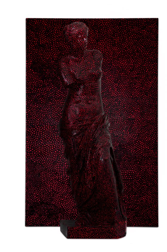 Yayoi Kusama, <i>Statue af Venus udslettet af Infinity Nets</i> (1998).  Udlånt af Seoul Auction.” width=”560″ height=”843″ srcset=”https://news.artnet.com/app/news-upload/2022/03/Statue-of-Venus-Obliterated-by-Infinity-Nets-No.-2-1998-560×843.jpg 560w, https://news.artnet.com/app/news-upload/2022/03/Statue-of-Venus-Obliterated-by-Infinity-Nets-No.-2-1998-560×843-199×300.jpg 199w, https://news.artnet.com/app/news-upload/2022/03/Statue-of-Venus-Obliterated-by-Infinity-Nets-No.-2-1998-560×843-33×50.jpg 33w” sizes=”(max-width: 560px) 100vw, 560px”/></p>
<p class=
