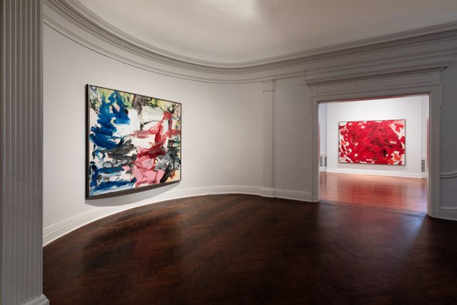 Installation view of “De Kooning/Shiraga” at Mnuchin Gallery, New York, in collaboration with Fergus McCaffrey. ©2022 the Willem de Kooning Foundation/Artists Rights Society (ARS), New York; Estate of Kazuo Shiraga. Photo by Nico Gilmore.