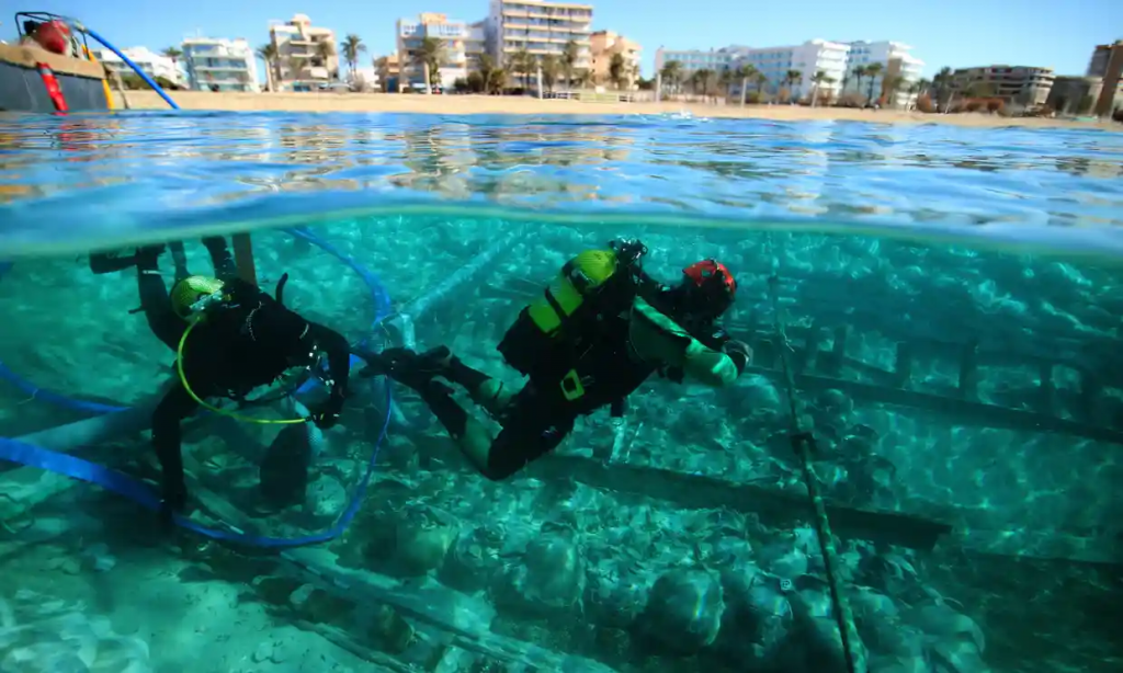 Divers at the Ses Fontanelles wreck site in the Bay of Palma, off the coast of Mallorca. Photo by Jose A. Moya/Arqueomallornauta - Consell de Mallorca, Universitat de Barcelona, Universidad de Cádiz, Universitat de les Illes Balears