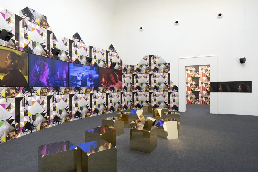 Room 1 in the British Pavilion featuring four performers - Errollyn Wallen, Tanita Tikaram, Poppy Ajudha, Jacqui Dankworth, 2022. Image by Cristiano Corte © British Council.