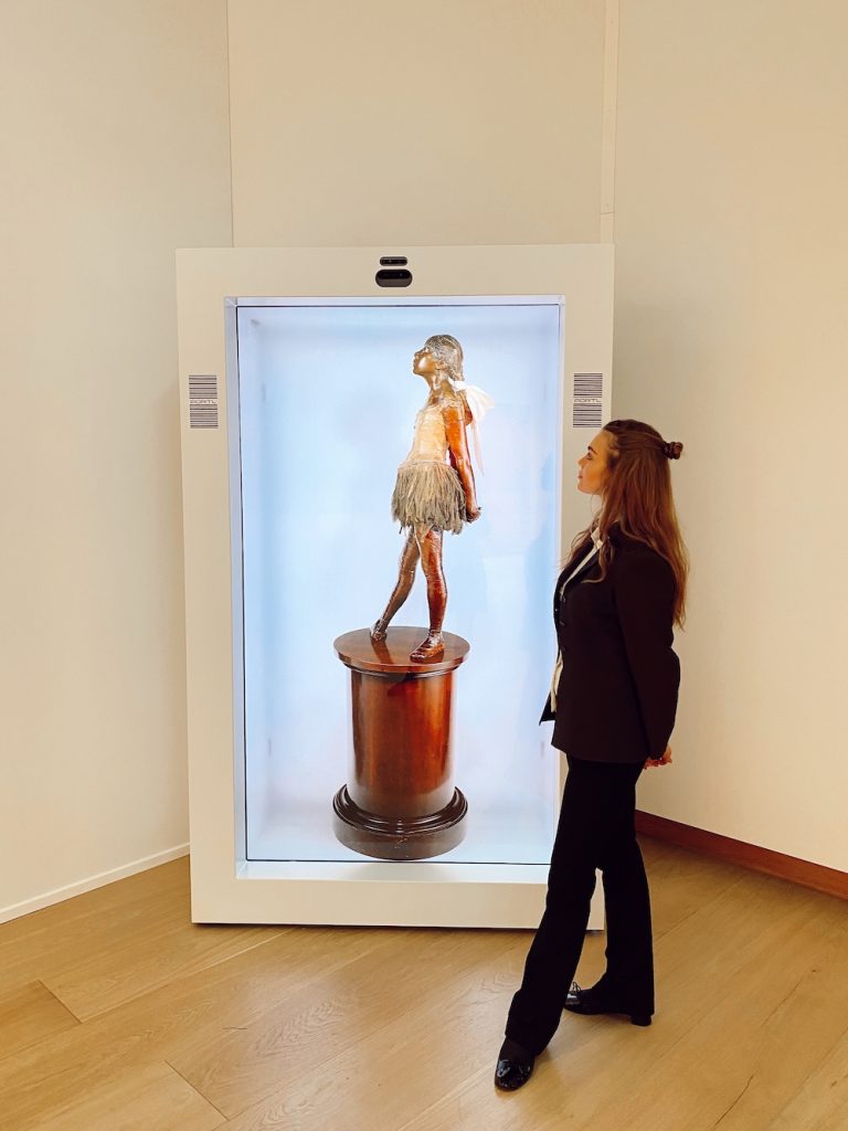 Ein Hologramm von Edgar Degas' <em>Petite danseuse de quatorze ans</em> (1927), which was on display at Christie’s San Francisco and Hong Kong stores.  Photo courtesy of Christie’s.” width=”768″ height=”1024″ srcset=”https://news.artnet.com/app/news-upload/2022/04/A2DE0E76-AFEE-4715-A888-20C98C109E80 -768×1024.jpeg 768w, https://news.artnet.com/app/news-upload/2022/04/A2DE0E76-AFEE-4715-A888-20C98C109E80-225×300.jpeg 225w, https://news.artnet.com /app/news-upload/2022/04/A2DE0E76-AFEE-4715-A888-20C98C109E80-38×50.jpeg 38w, https://news.artnet.com/app/news-upload/2022/04/A2DE0E76-AFEE- 4715-A888-20C98C109E80.jpeg 1000w” sizes=”(max-width: 768px) 100vw, 768px”/></p>
<p id=