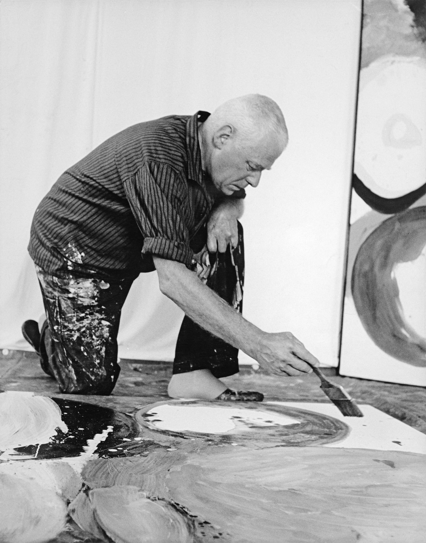 Ernst Wilhelm Nay at work, 1964. © Barbara Deller-Leppert/Photo archive Ernst Wilhelm Nay Foundation.