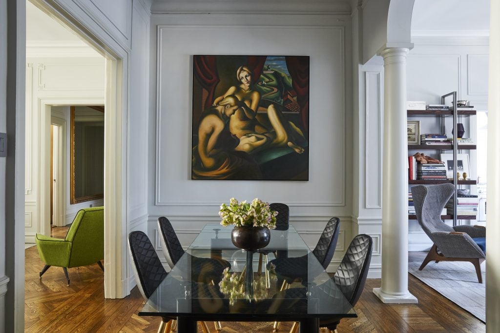 Table: Le Corbusier for Cassina. Chairs: Matter (black leather with gold leg). Art: Tamara De Lempicka. Courtesy Andrew Sheinman.