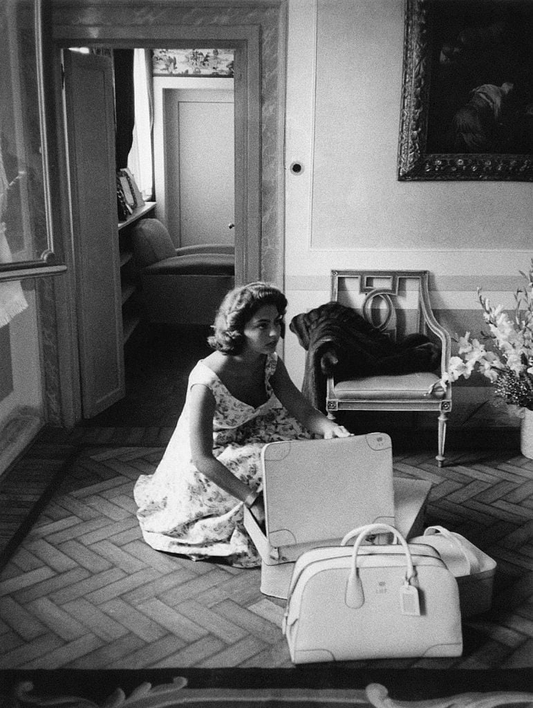 Italian actress and princess Ira von Fuerstenberg packing her things in Venice circa 1955. Photo: Carlo Bavagnoli/Mondadori via Getty Images.