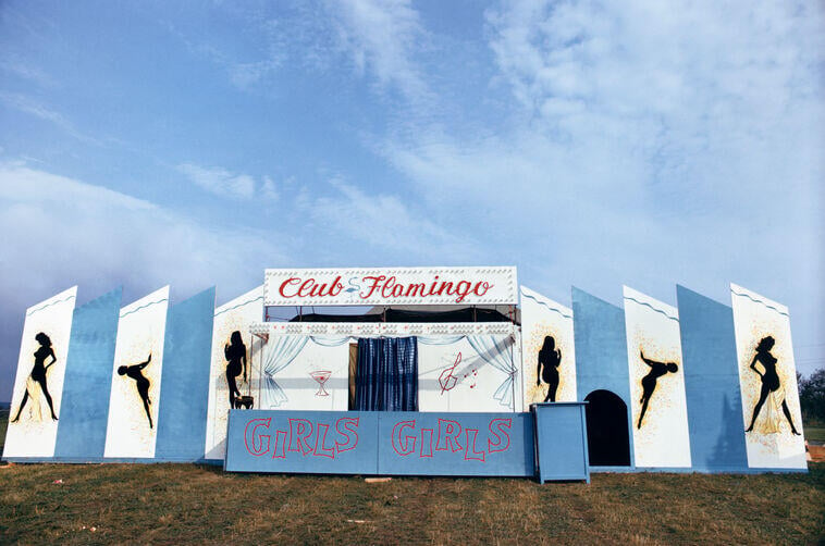 Susan Meiselas, MG1107372 États-Unis.  Vermont.  Jonction d'Essex.  Août 1973. Club Flamingo (1973) de la série "Décapants du Carnaval." Avec l'aimable autorisation de Susan Meiselas / Magnum Photos.
