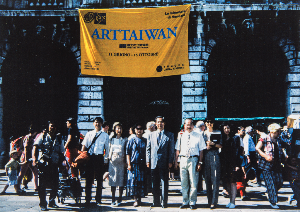 In 1995, the Taiwan Exhibition first participated in the Venice Biennale with the theme “Art Taiwan”. The production team photographed at the entrance of Palazzo delle Prigioni. Courtesy of Taipei Fine Arts Museum.