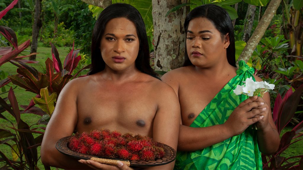 Deux Faʻafafine (D'après Gauguin) (2020).  Détail de "Camp paradisiaque" Série 2020 de Yuki Kihara.  Image reproduite avec l'aimable autorisation de l'artiste et des galeries Milford, Aotearoa, Nouvelle-Zélande.