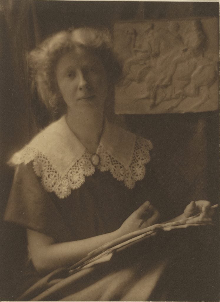 Imogen Cunningham, <i>Self-Portrait with Elgin Marbles, London</i> (1909-10). © Imogen Cunningham Trust.