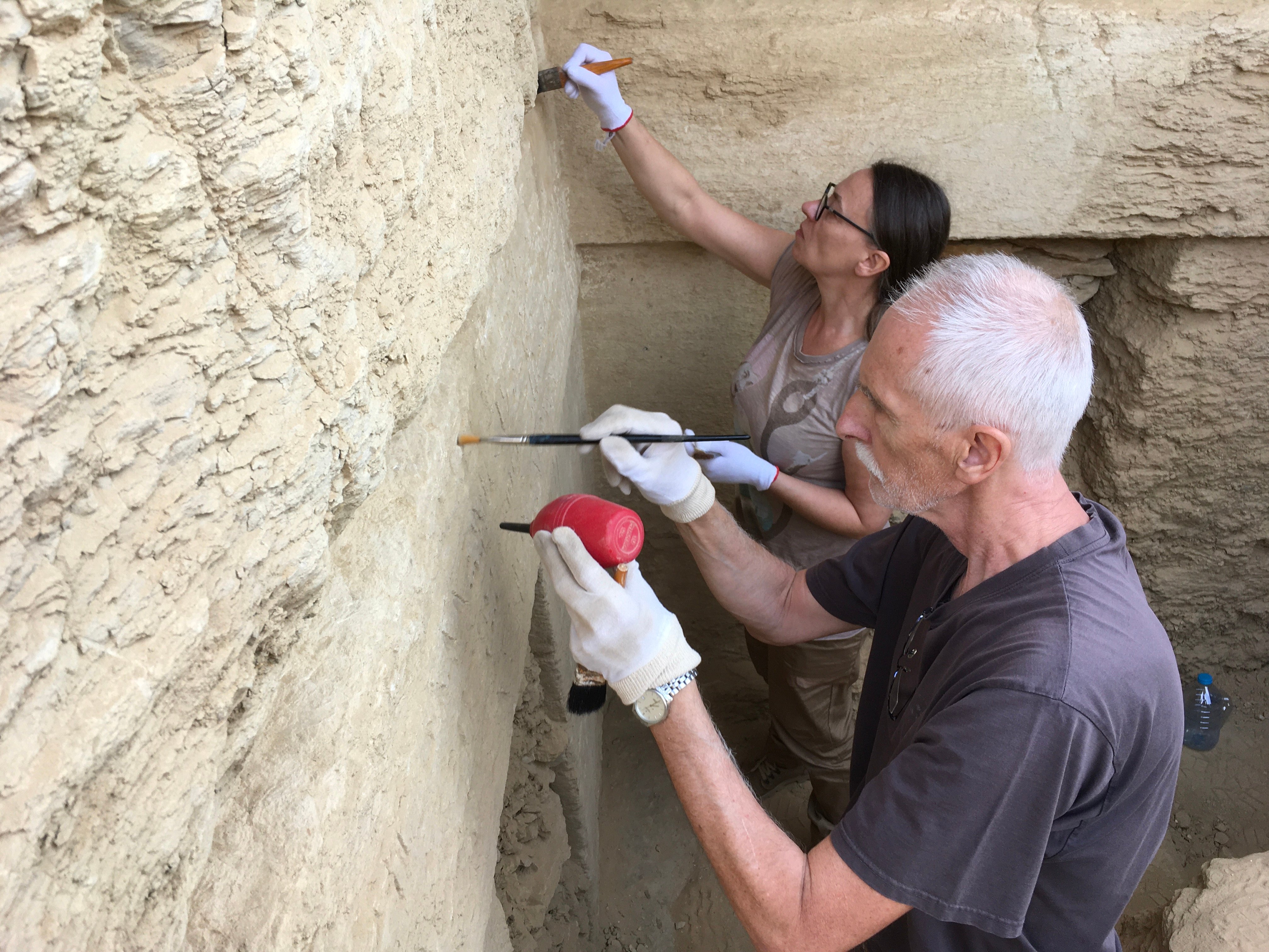 Conservators Zbigniew Godziejewski and Iwona Ciszewska-Woźniak working on the façade of Mehtjetju's tomb. Photo courtesy of A. Kowalska/Polish Center of Mediterranean Archaeology, University of Warsaw.