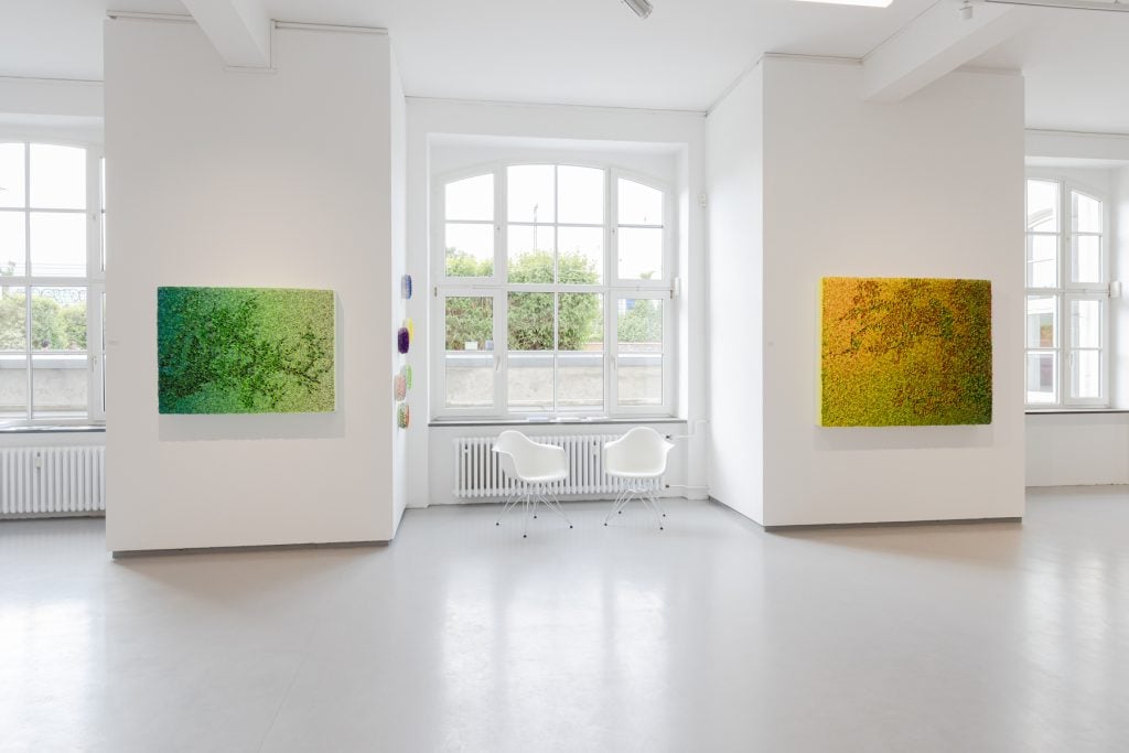 Installation view "Zhuang Hong Yi: In Bloom" (2022). Courtesy of Galerie Martina Kaiser.