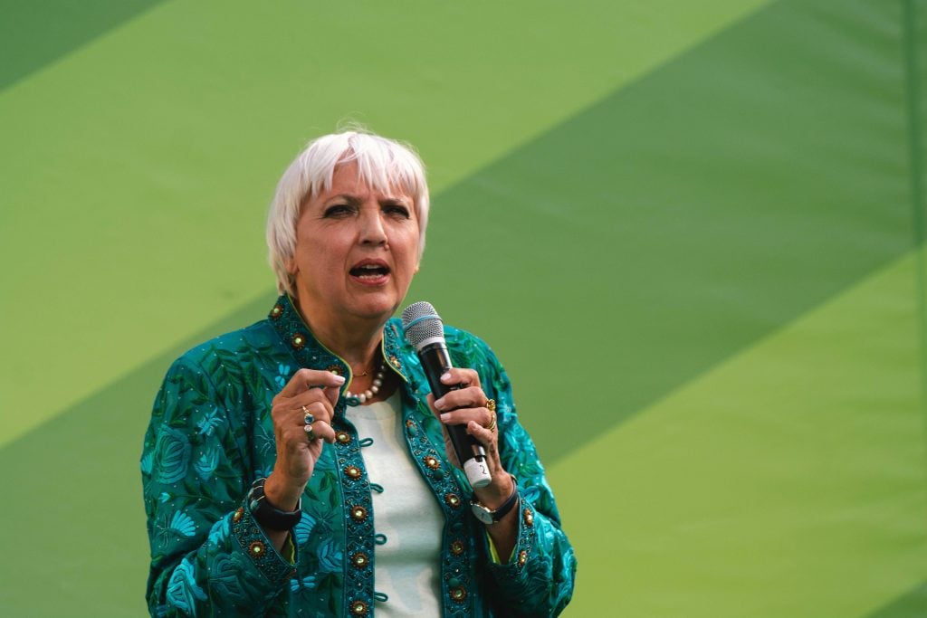 Die Bundestagsabgeordnete Claudia Roth spricht bei einer Landtagswahlkampfkundgebung der Grünen am 13. Mai 2022 in Köln vor der Menge.  Foto: Ying Tang/NurPhoto.