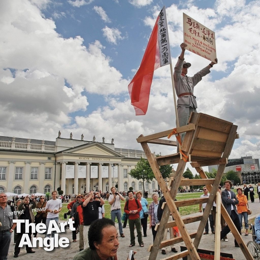 Artists demonstrating in front of the Fridericanum at the 2007 documenta. Photo: Thomas Lohnes/DDP/AFP.