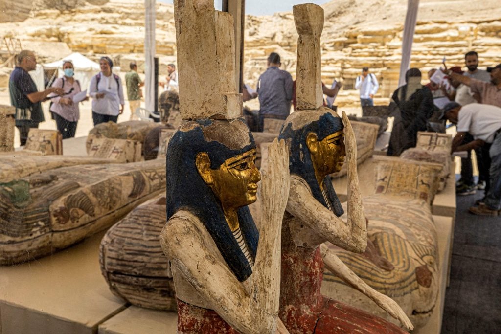 Statuettes depicting the Egyptian goddesses Isis and Neftis. Photo by Khaled Desouki/AFP via Getty Images.
