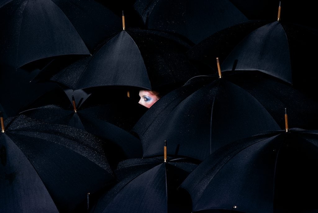 "Este trabajo se ve en carne y hueso: la calidad de la imagen, las gotas de lluvia en el paraguas," dijo Arnal—. "Tiene composición clásica de Bourdin, [reminiscent of] Hitchcock." Guy Bourdin, Vogue París, diciembre de 1976. Cortesía de The Guy Bourdin Estate 2022.