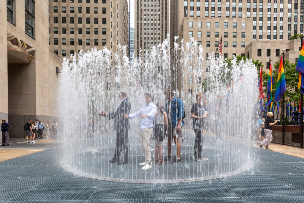 Jeppe Hein, Changing Spaces at Rockefeller Center, June 21–September 9, 2022. Photo by Anna Morgowicz, ©Studio Jeppe Hein, courtesy the artist; Rockefeller Center; 303 Gallery, New York; and KÖNIG GALERIE, Berlin.