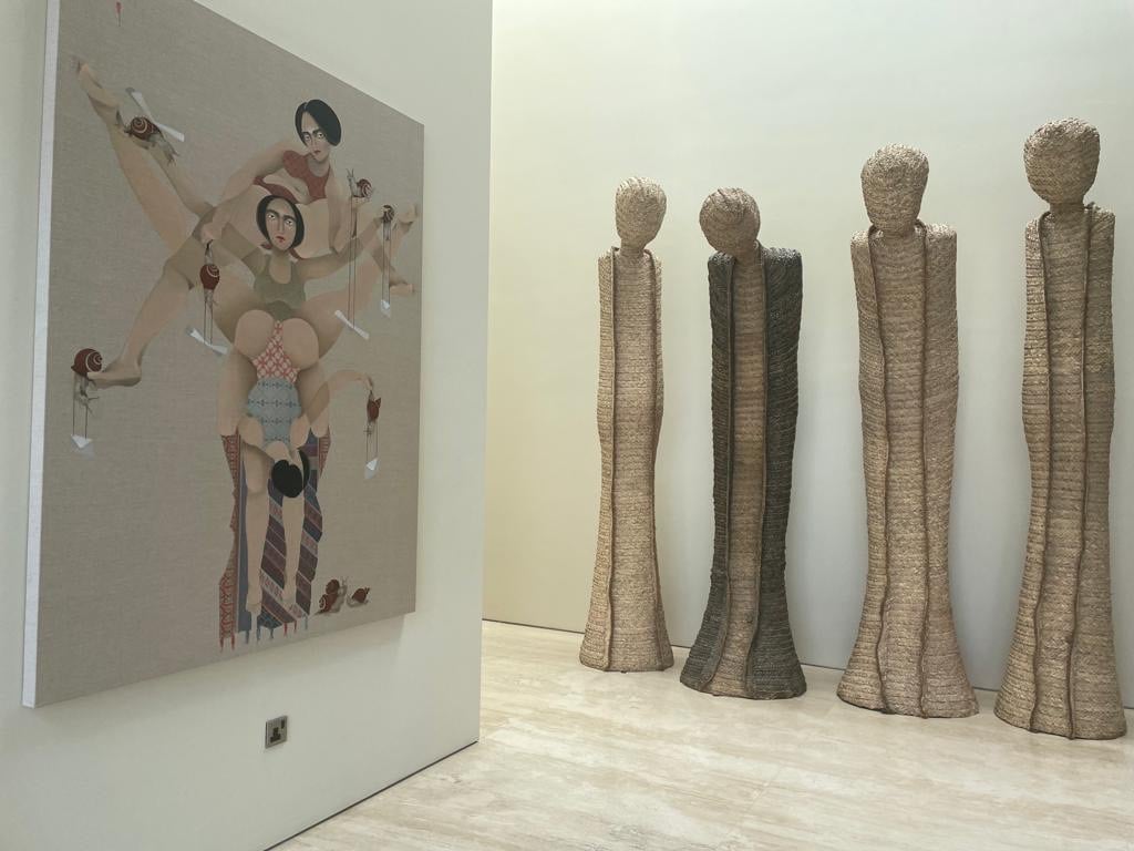 From left: Hayv Kahraman, <i></noscript> Snail </i> (2021) and Ahmed Askalany, <i> Guardians </i> (2007). Courtesy of Maliha Tabari.” width=”1024″ height=”768″ srcset=”https://news.artnet.com/app/news-upload/2022/06/Maliha-Tabari-home-Hayv-Kahraman-painting-Ahmed-Askalany-sculptures.jpg 1024w, https://news.artnet.com/app/news-upload/2022/06/Maliha-Tabari-home-Hayv-Kahraman-painting-Ahmed-Askalany-sculptures-300×225.jpg 300w, https://news.artnet.com/app/news-upload/2022/06/Maliha-Tabari-home-Hayv-Kahraman-painting-Ahmed-Askalany-sculptures-50×38.jpg 50w” sizes=”(max-width: 1024px) 100vw, 1024px”/></p><p id=