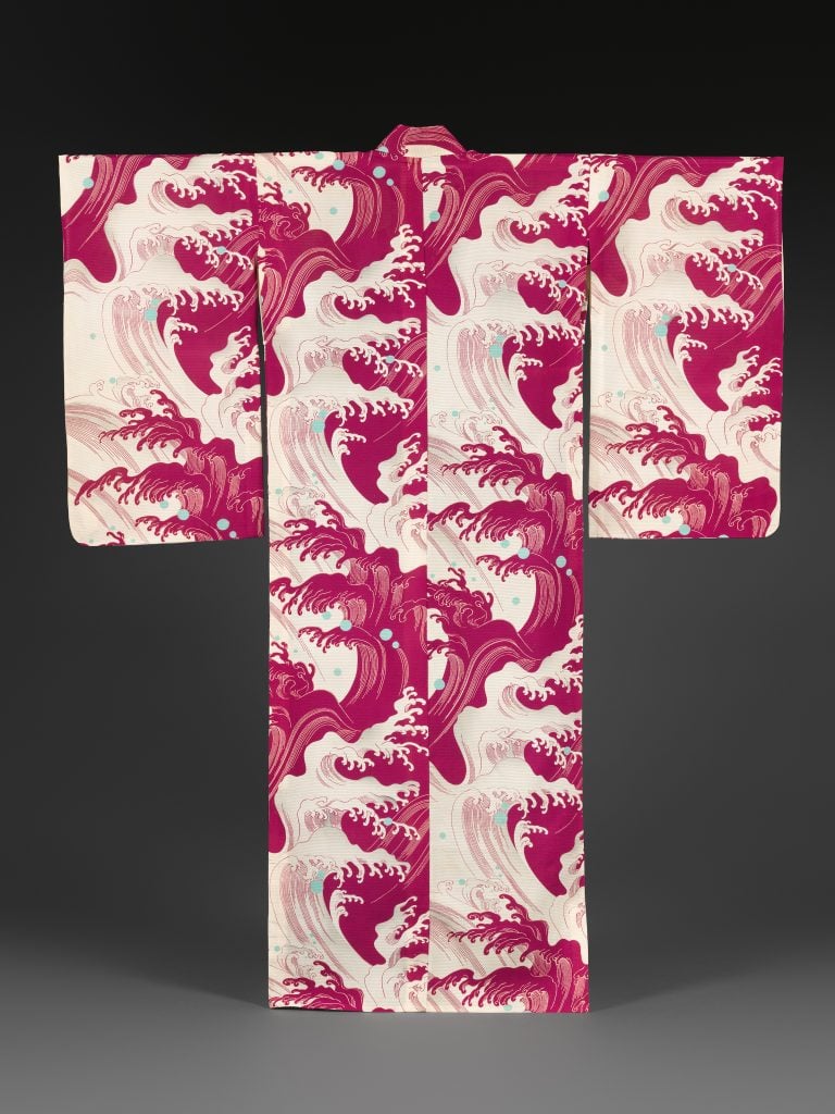 Summer kimono (hito-e) with waves and drops of water.  Taishō period (1912–26)–Shōwa (1926–89), 1920–30.  Printed chiffon fabric silk (ro),).  Promised Gift of John C. Weber.  Photo by Paul Lachenauer, courtesy of The Met