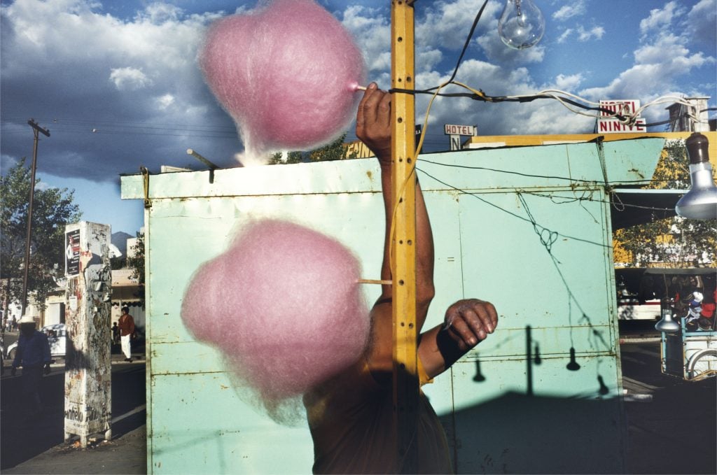 Cotton candy, Oaxaca, Mexico, 1990 by Alex Webb. Courtesy of Magnum.