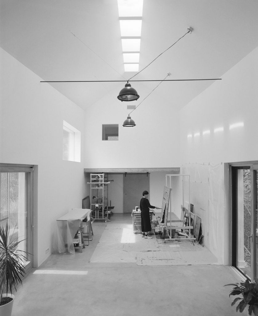 Tünde Újszászi in her studio, 2021. Courtesy of Galerie Pugliese Levi.