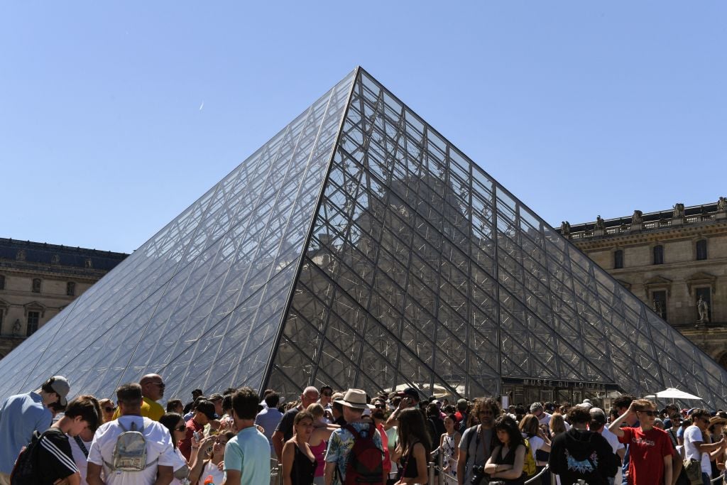 Visitors queue in front of the Louvre. Photo by Alain Jocard/AFP.