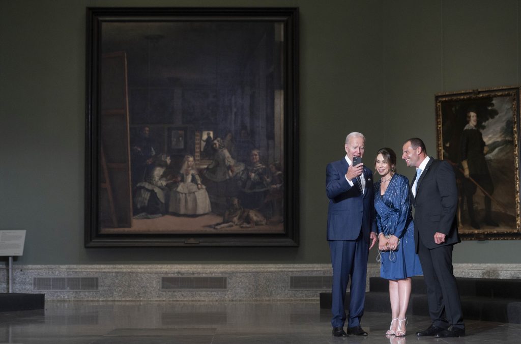 U.S. President Joe Biden (left) shows his phone to New Zealand Prime Minister Jacinda Ardern (center). Photo: A. Ortega. Pool/Europa Press via Getty Images.