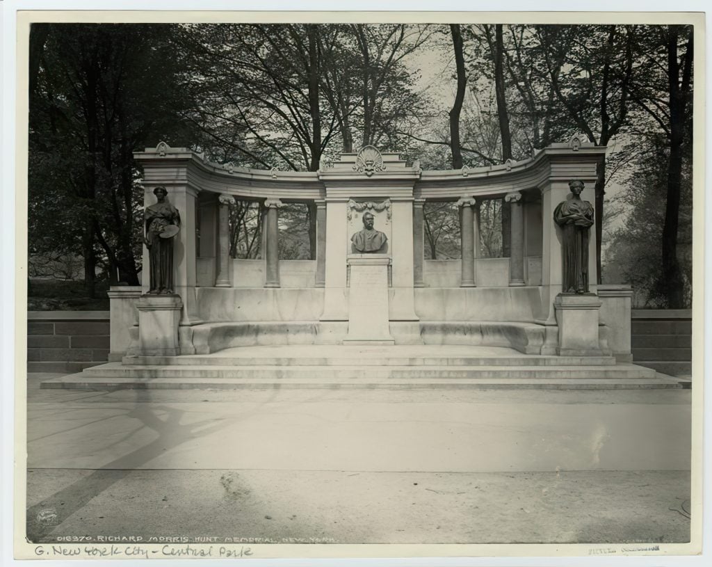 Daniel Chester French, <em>Richard Morris Hunt Memorial</em>, on the perimeter wall of Central Park, at Fifth Avenue at 70th Street, in a historical photograph. Photo courtesy of Eduardo Montes-Bradley.