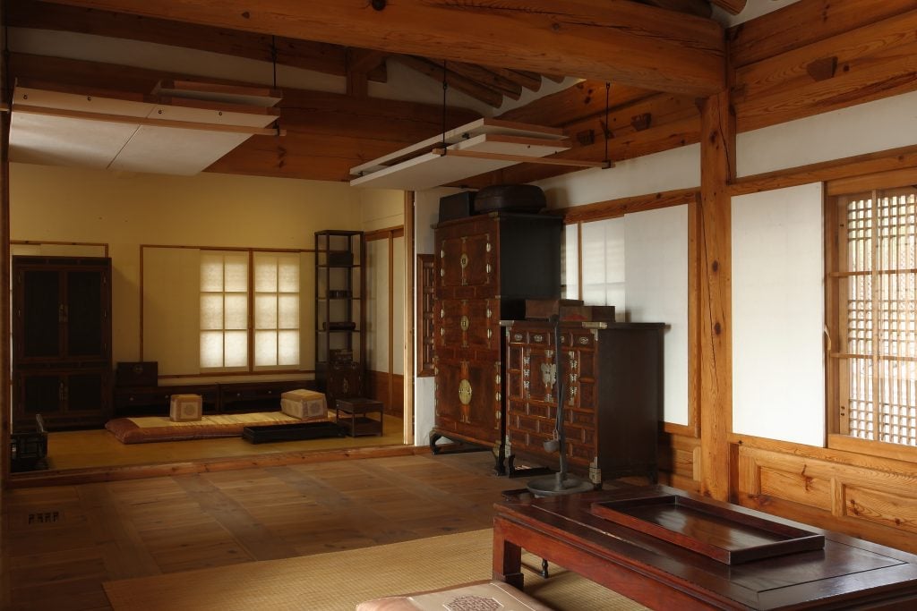 The Korean Furniture Museum houses more than 2,500 traditional wooden pieces of furniture.  © Korea Furniture Museum.