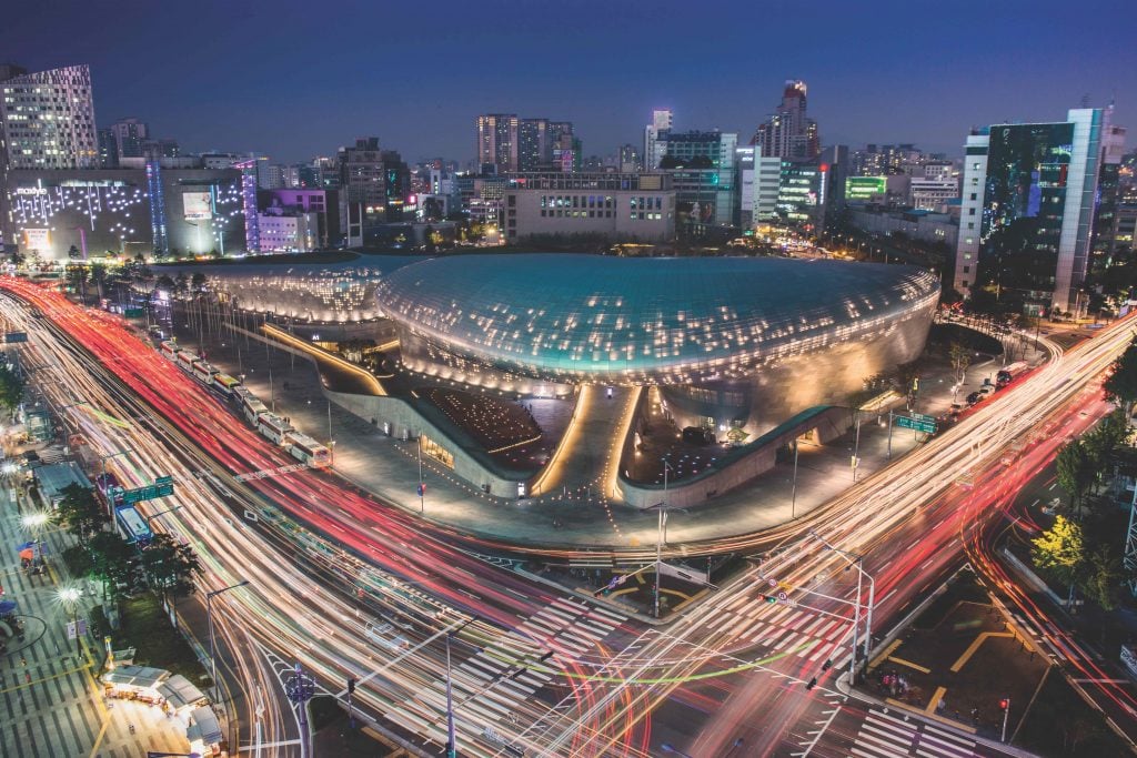 Zaha Hadid's Dongdaemun Design Plaza houses art and much more in Seoul. ⓒ Panta Creation.