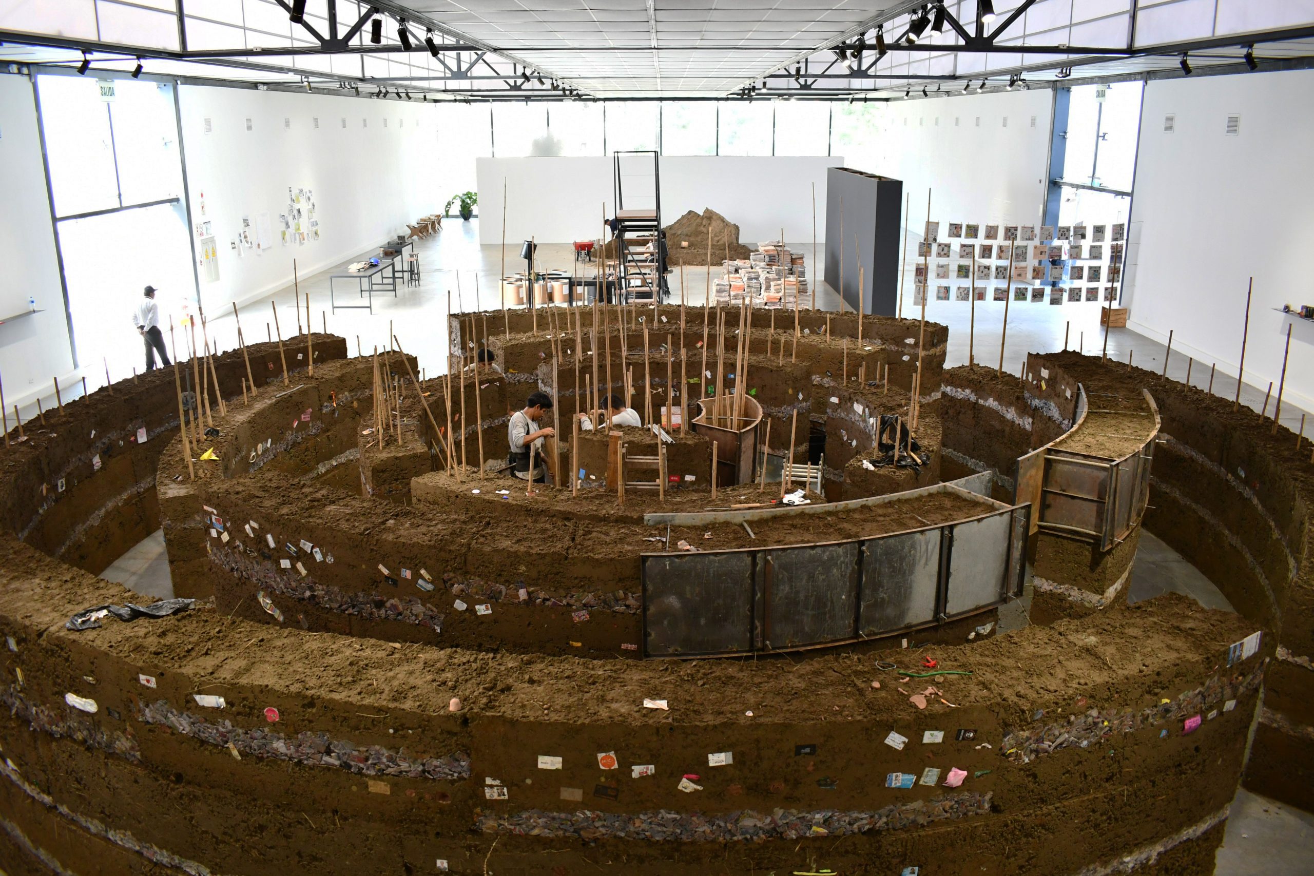 Volunteers working on the collaborative earthwork. Courtesy of Materia Comun (Common Materials).