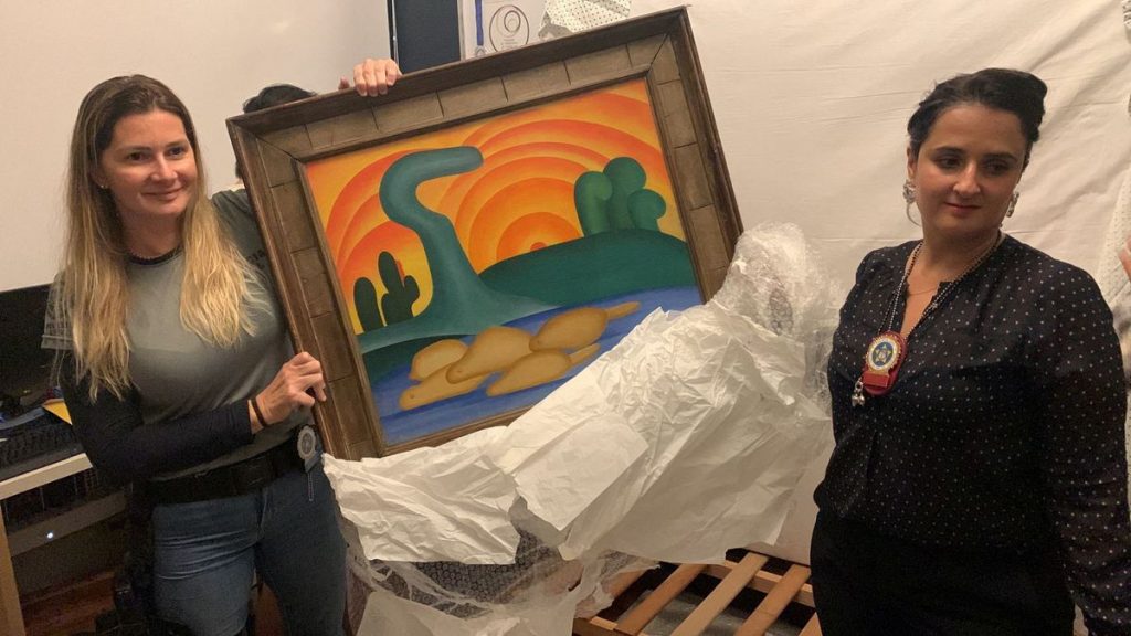 Investigators recover Tarsila do Amaral's painting Sol Poente during a police raid in Rio de Janeiro, Brazil. Photo courteys of the Policia Civil do Rio de Janeiro.