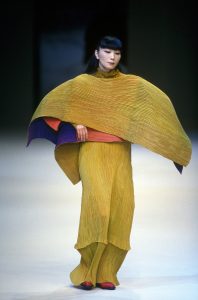 Issey Miyake, Fashion Designer Whose Work Enthralled the Art Stars (and ...