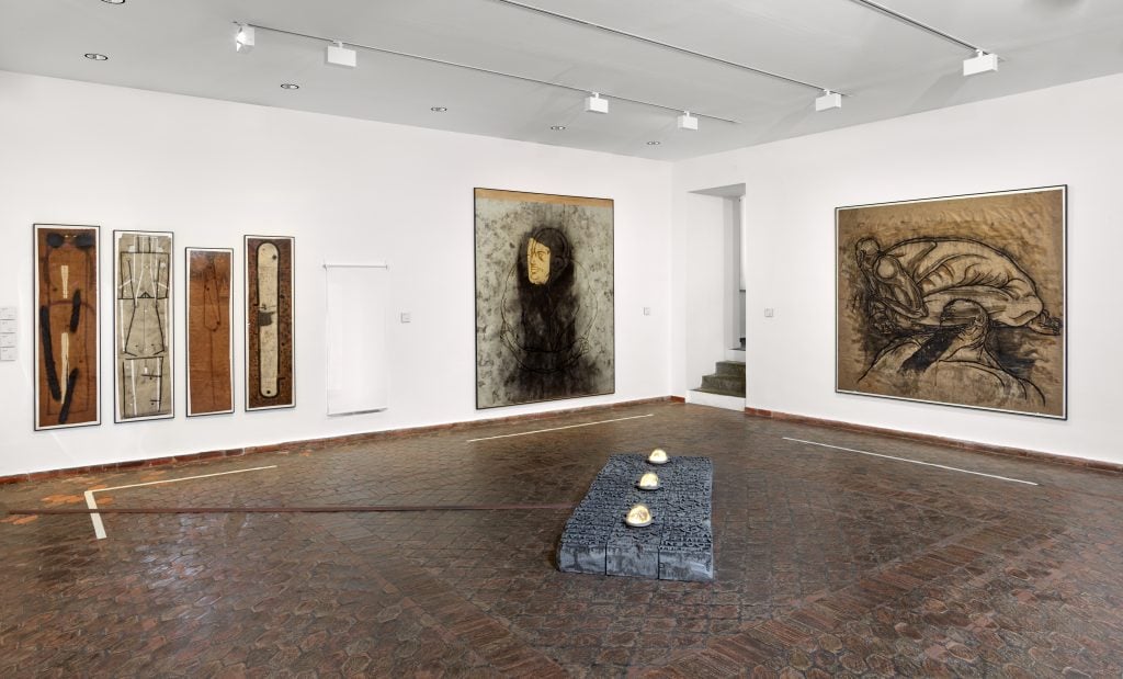 Jaume Plensa, "La lumière veille" installation view at Musée Picasso Antibes, 2022. 