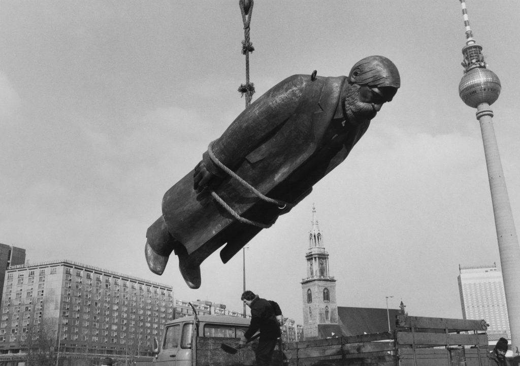 Sibylle Bergemann, <i>Das Denkmal</i>, Berlin, Februar 1986 © Estate Sibylle Bergemann/OSTKREUZ. Courtesy Loock Galerie, Berlin