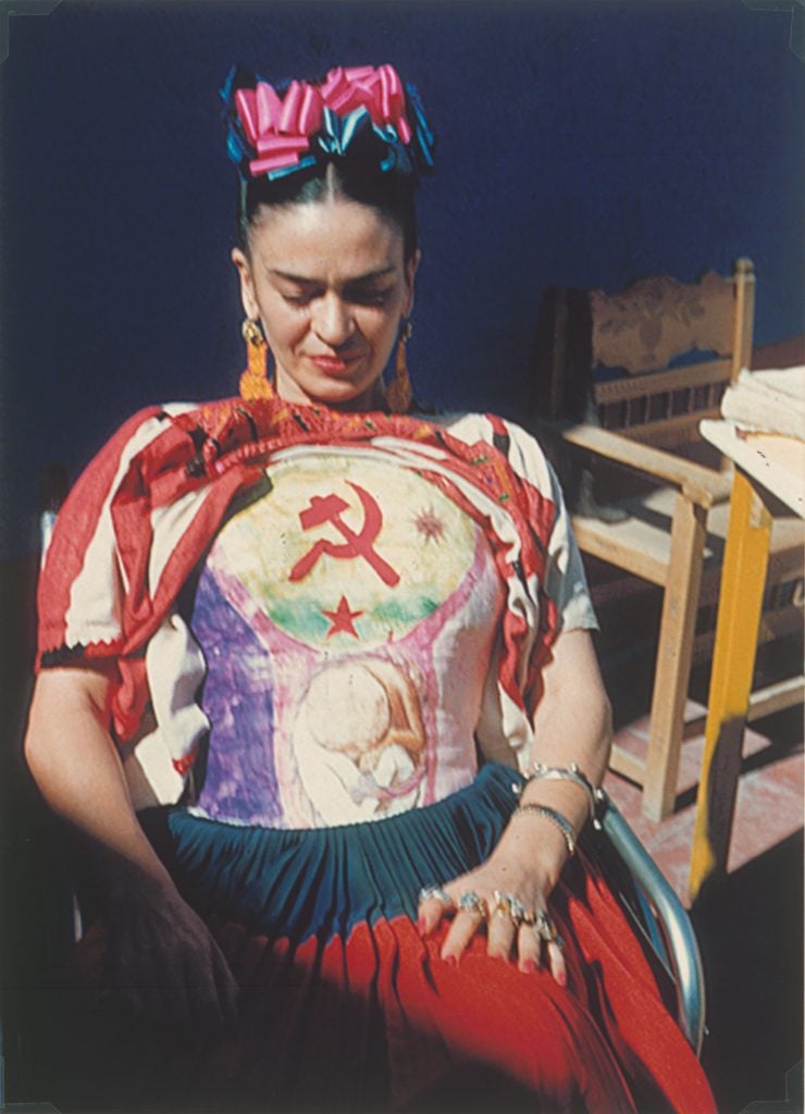 Kahlo reveals her painted corset under her <em>huipil </em>blouse, by Florence Arquin, ca. 1951. © DR, collection privée © Diego Rivera and Frida Kahlo archives, Bank of México, fiduciary in the Frida Kahlo and Diego Rivera Museums Trust.
