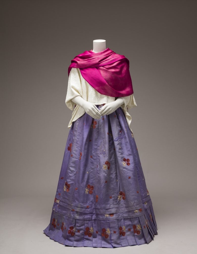 A <i>rebozo</i> shawl, cotton <em>huipil</em>, and silk skirt with woven velvet floral motifs. © Museo Frida Kahlo - Casa Azul collection - Javier Hinojosa, 2017.