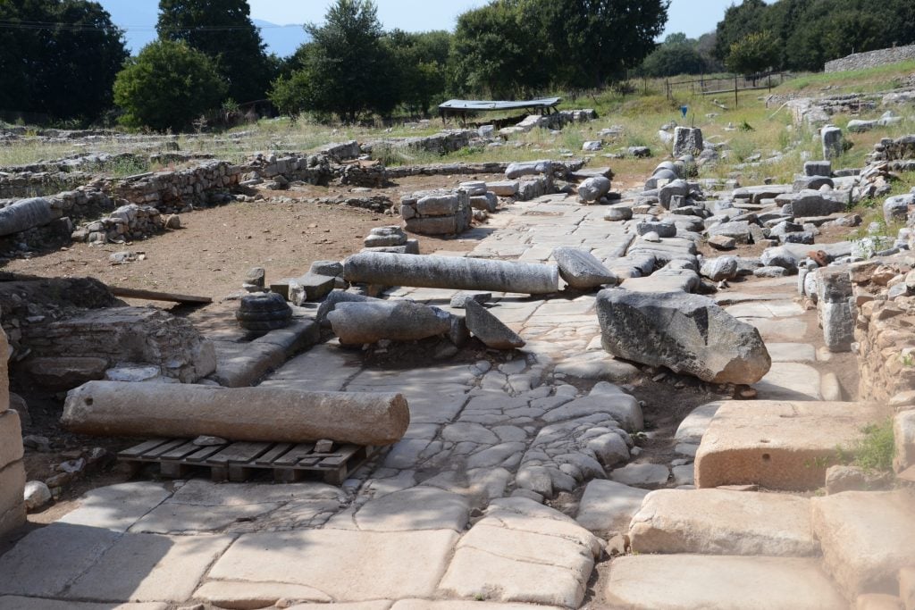 Οι αρχαιολόγοι που ανασκάπτουν μια αρχαία ελληνική πόλη ανακάλυψαν ένα άγαλμα του Ηρακλή 2.000 ετών.