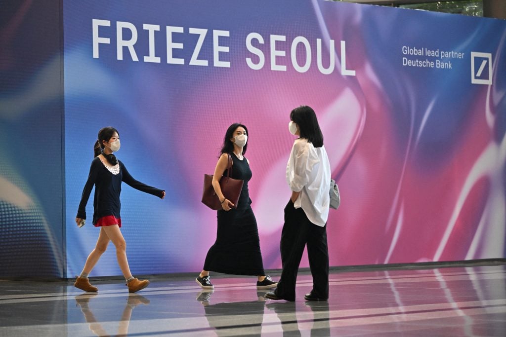 Les gens visitent la Frieze Seoul 2022 Art Fair à Séoul le 2 septembre 2022 (Photo de JUNG YEON-JE/AFP via Getty Images)