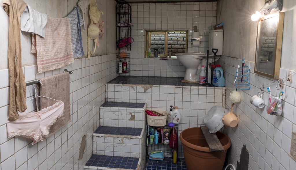 A recreation of the Kim family's bathroom in <i>Parasite</i> for “hello!  The Korean Wave” at the V&A, London.” width=”1024″ height=”590″/></p>
<p id=